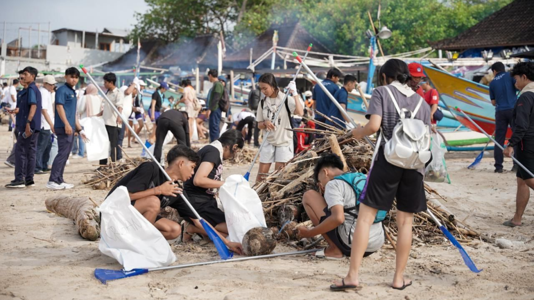 Injourney Green, beach clean up di Pantai Kelan, Bali
