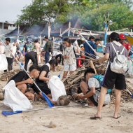 Injourney Green, beach clean up di Pantai Kelan, Bali