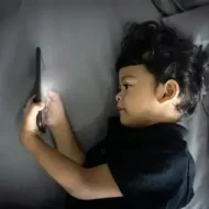 Blue Light dari Gadget: Benarkah Berbahaya bagi Mata dan Tidur?