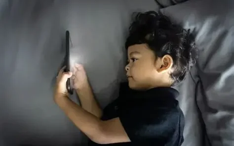 Blue Light dari Gadget: Benarkah Berbahaya bagi Mata dan Tidur?