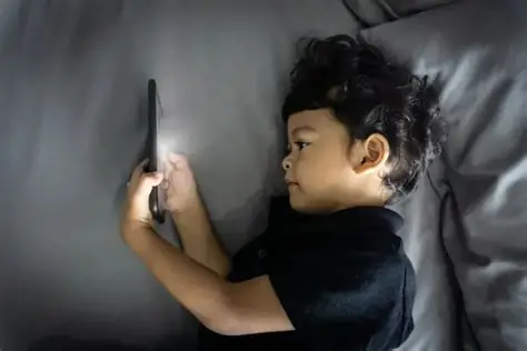 Blue Light dari Gadget: Benarkah Berbahaya bagi Mata dan Tidur?
