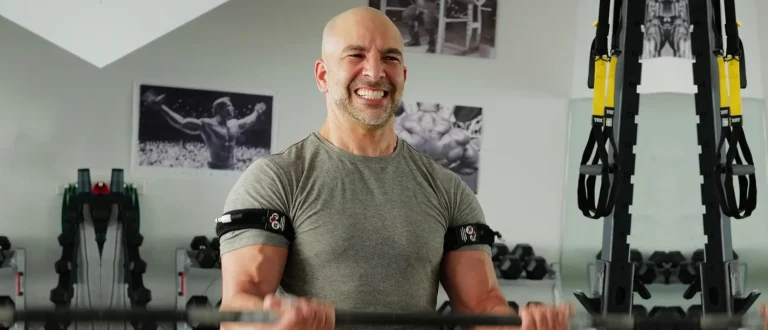 Salah satu tokoh yang aktif memperkenalkan manfaat Zone 2 Training adalah Peter Attia.